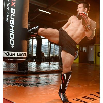 12. Ochraniacze na piszczele M - Ninja