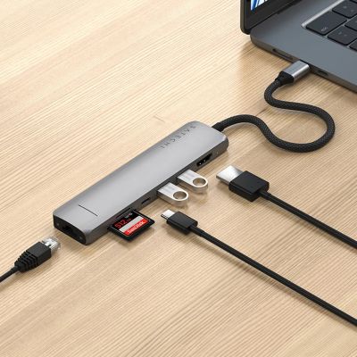 8. Wieloportowa przejściówka Satechi 7-w-1 USB-C Slim z Ethernetem - gwiezdna szarość