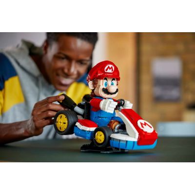 8. LEGO Super Mario 72037 - Mario Kart: Mario i Standard Kart