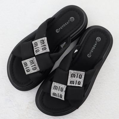 4. Klapki damskie na platformie z cyrkoniami czarne Potocki 16347