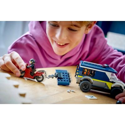 8. LEGO City 60479 Policyjna furgonetka do transportu więźniów