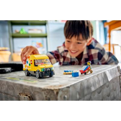 20. LEGO City 60500 Ciężarówka LEGO