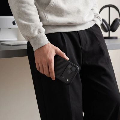 6. Etui Tech-Protect MagCam MagSafe Carbon na iPhone 18 Pro Max / 17 Pro Max - czarne
