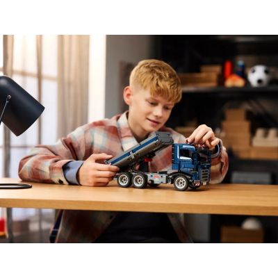 9. LEGO TECHNIC 42203 Wywrotka z przechylaną skrzynią