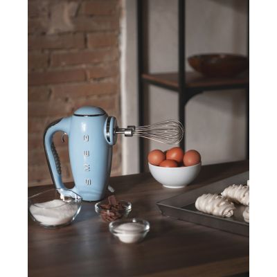 11. Mikser ręczny Smeg HMF01PBEU w stylu retro z lat 50. Pastelowy niebieski