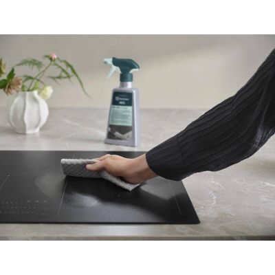 4. Środek do czyszczenia płyt indukcyjnych matowych SaphirMatt ELECTROLUX M2HCMC01 Matt Care 500ml