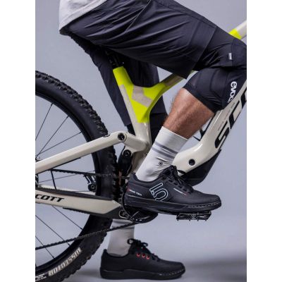2. Ochraniacze na kolana EVOC Knee Protector Ls Flex Lite black