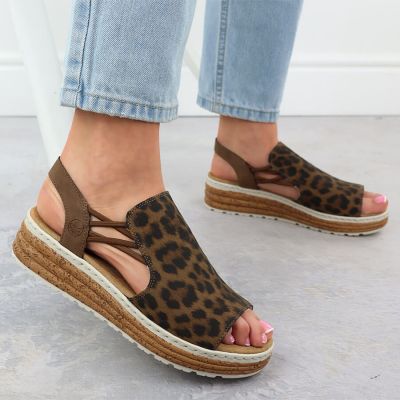 14. Sandały damskie na platformie w panterkę beżow Rieker 62741-90