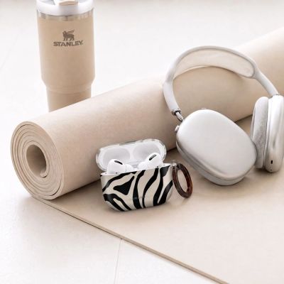 7. Etui Tech-Protect Lamano na AirPods Pro 3 - czarno-beżowe