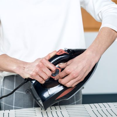 9. Żelazko parowe Black+Decker BXIR3000E (3000W; czarny)