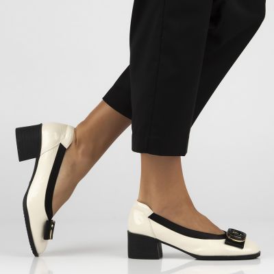 7. Skórzane czółenka lakierowane na klocku beżowe Filippo  DP6960