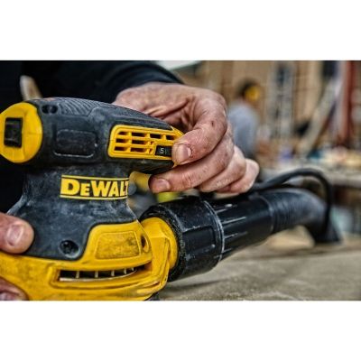 23. Szlifierka mimośrodowa DeWalt DWE6423-QS (125mm)