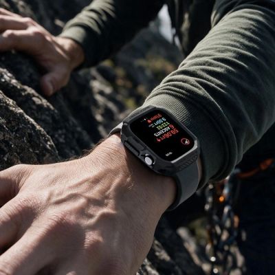 4. Etui Spigen Rugged Armor na Apple Watch 42 mm - czarne matowe