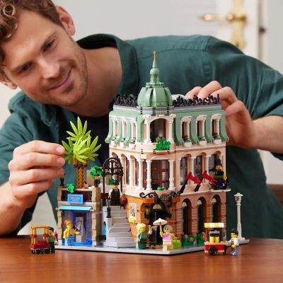 8. LEGO Creator Expert 10297 Hotel butikowy