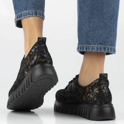 8. Skórzane półbuty na platformie w kwiaty czarne DP6846 Filippo