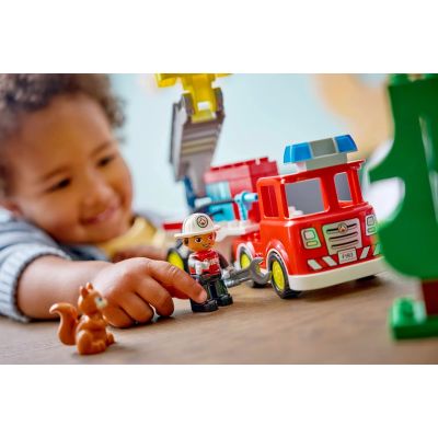 9. LEGO DUPLO TOWN 10473 Wóz strażacki z wężem i strażakiem