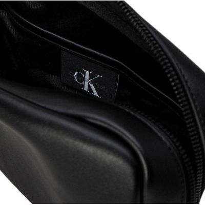 4. Kosmetyczka Calvin Klein Jeans Plaque Small Pouch K50K508221