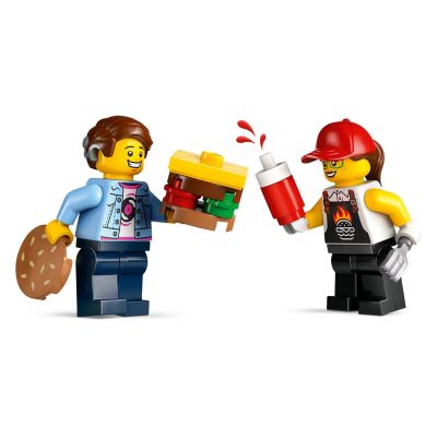6. LEGO City 60404 Ciężarówka z burgerami