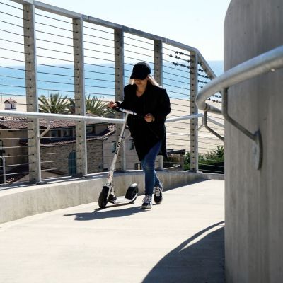 10. Hulajnoga Razor A5 Lux 13073001 (kolor srebrny)