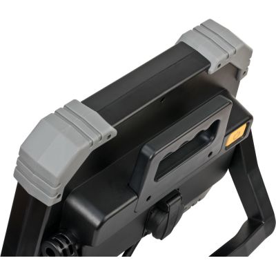 7. Mobilny reflektor LED Brennenstuhl DINORA 10050