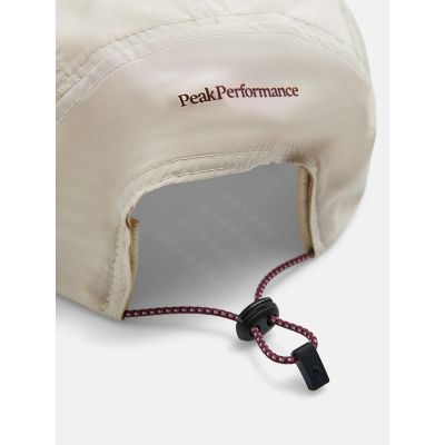 3. Czapka Peak Performance Lightweight beige