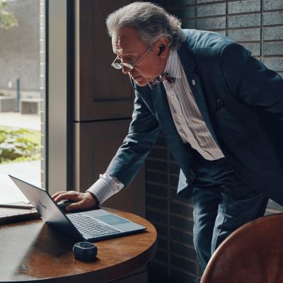 29. Słuchawki Voyager Free 60+ UC, USB-C, etui z ekranem dotykowym