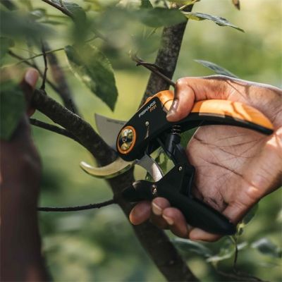 4. Sekator nożycowy Fiskars Plus PowerLever P721