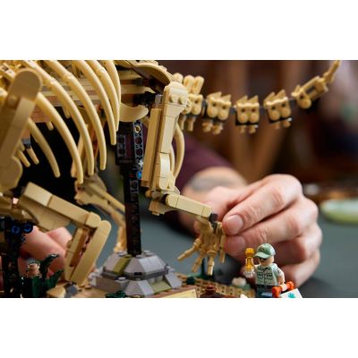 11. LEGO Jurassic World 77985 - Szkielety dinozaurów: Triceratops