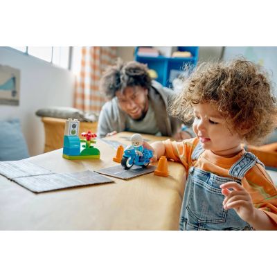 7. LEGO DUPLO TOWN 10471 Niebieski motocykl policyjny