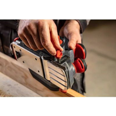 11. Strug 850W, głębokość strugania 3 mm, szerokość strugania 82 mm