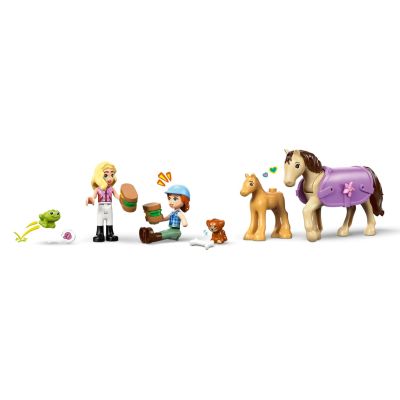5. LEGO Friends 42695 Przyczepa do przewozu źrebaków