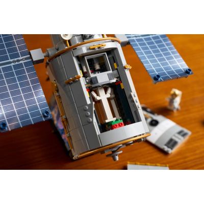16. LEGO Icons 11382 - Kosmiczny Teleskop Hubble'a