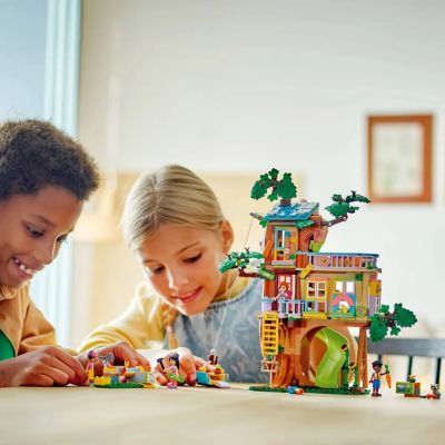 13. LEGO FRIENDS 42652 Spotkanie w domku na Drzewie Przyjaźni