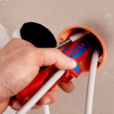 14. Uniwersalne narzędzie do ściągania izolacji Knipex ErgoStrip (16 95 02 SB)