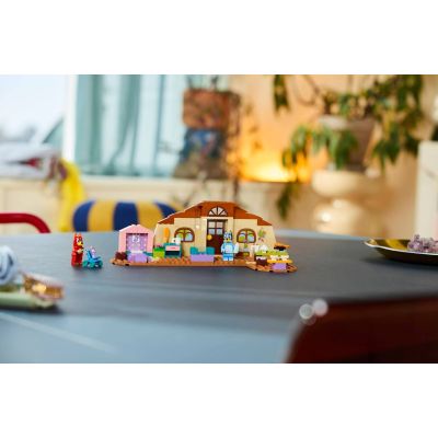 8. LEGO Bluey 11221 - Szkoła z Ryżykiem i Blue