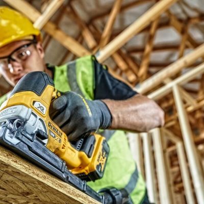 2. Wyrzynarka 18V bez aku i ład DCS334N-XJ DEWALT