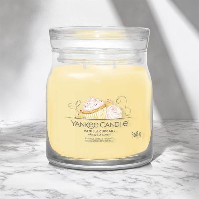 2. Świeca średnia VANILLA CUPCAKE YANKEE