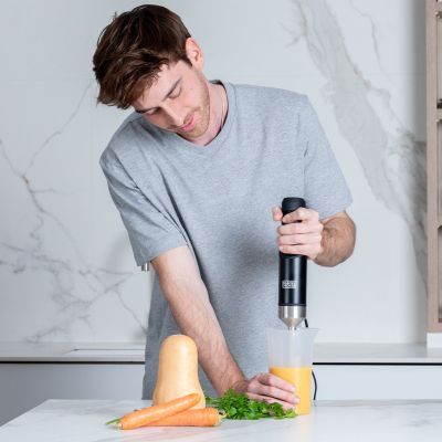 11. Blender ręczny Black+Decker BXHBA1501E