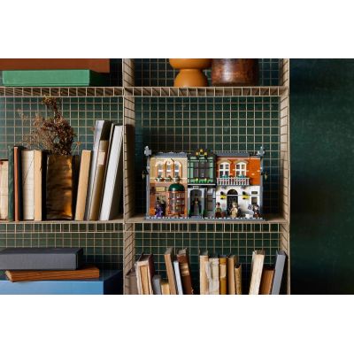 17. LEGO ICONS 10351 Sherlock Holmes: Book nook
