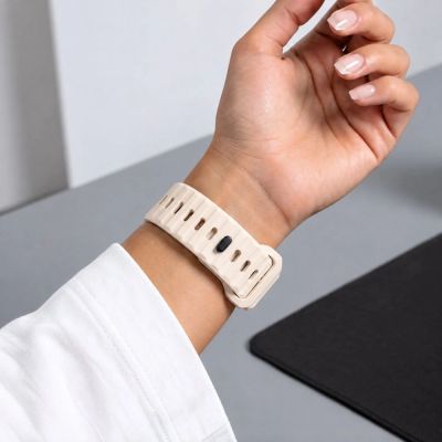 5. Pasek Tech-Protect Silicone Line na Apple Watch 44 / 45 / 46 / 49 mm - beżowy
