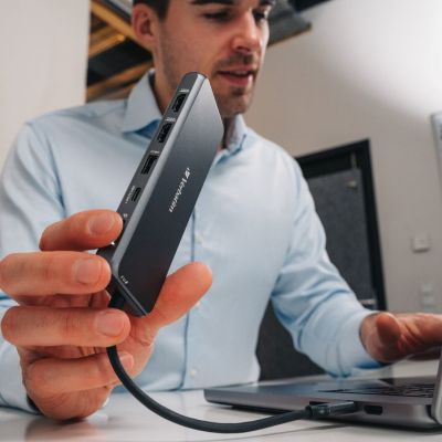 13. Adapter Verbatim CMH-14 USB Type-C 5000 Mbit/s Srebrny