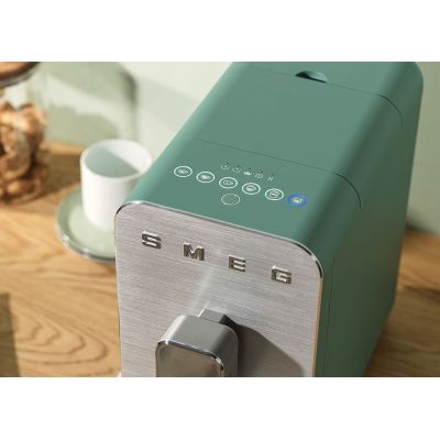 39. Ekspres do kawy SMEG BCC13EGMEU
