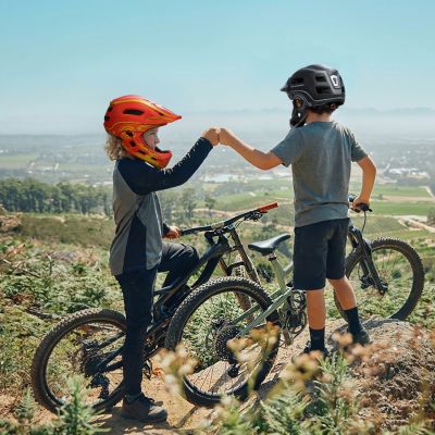 8. Kask rowerowy fullface dziecięcy Wozinsky z tylną lampką USB 52-56 cm - czerwono-żółty