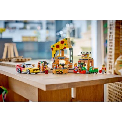 12. LEGO City 60496 - Dostawa pizzy z pojazdami