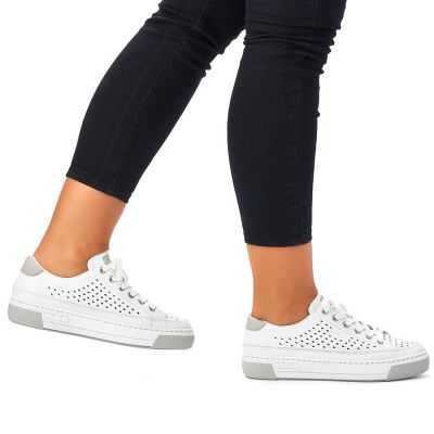 31. Skórzane buty ażurowe Rieker W RKR642 białe