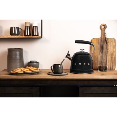 8. Czajnik nieelektryczny SMEG WKF01BL
