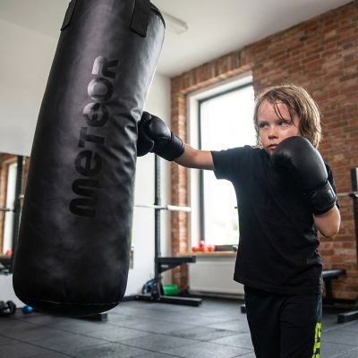 10. Zestaw worek bokserski 12 kg i rękawice bokserskie 6 oz Meteor