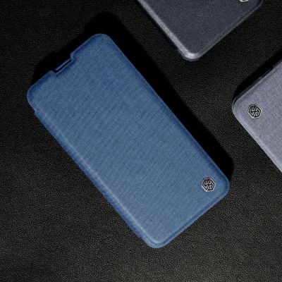 18. Nillkin Qin Cloth Pro Case etui do iPhone 14 Plus osłona na aparat kabura pokrowiec obudowa z klapką niebieski