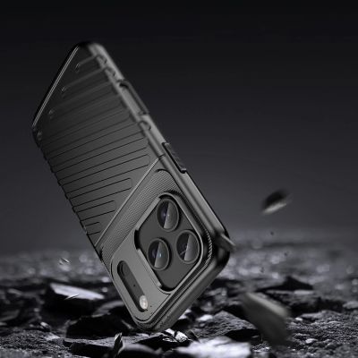 3. Etui Thunder Case na iPhone 17 Pro - czarne