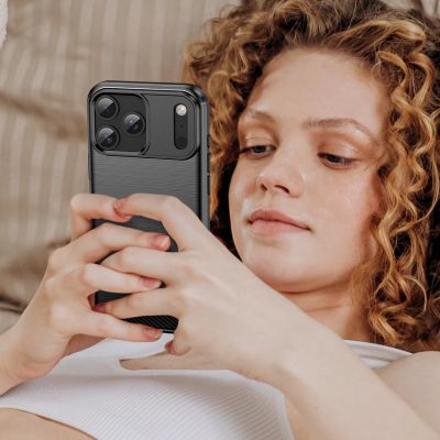 7. Etui Carbon Case na iPhone 17 Pro - czarne